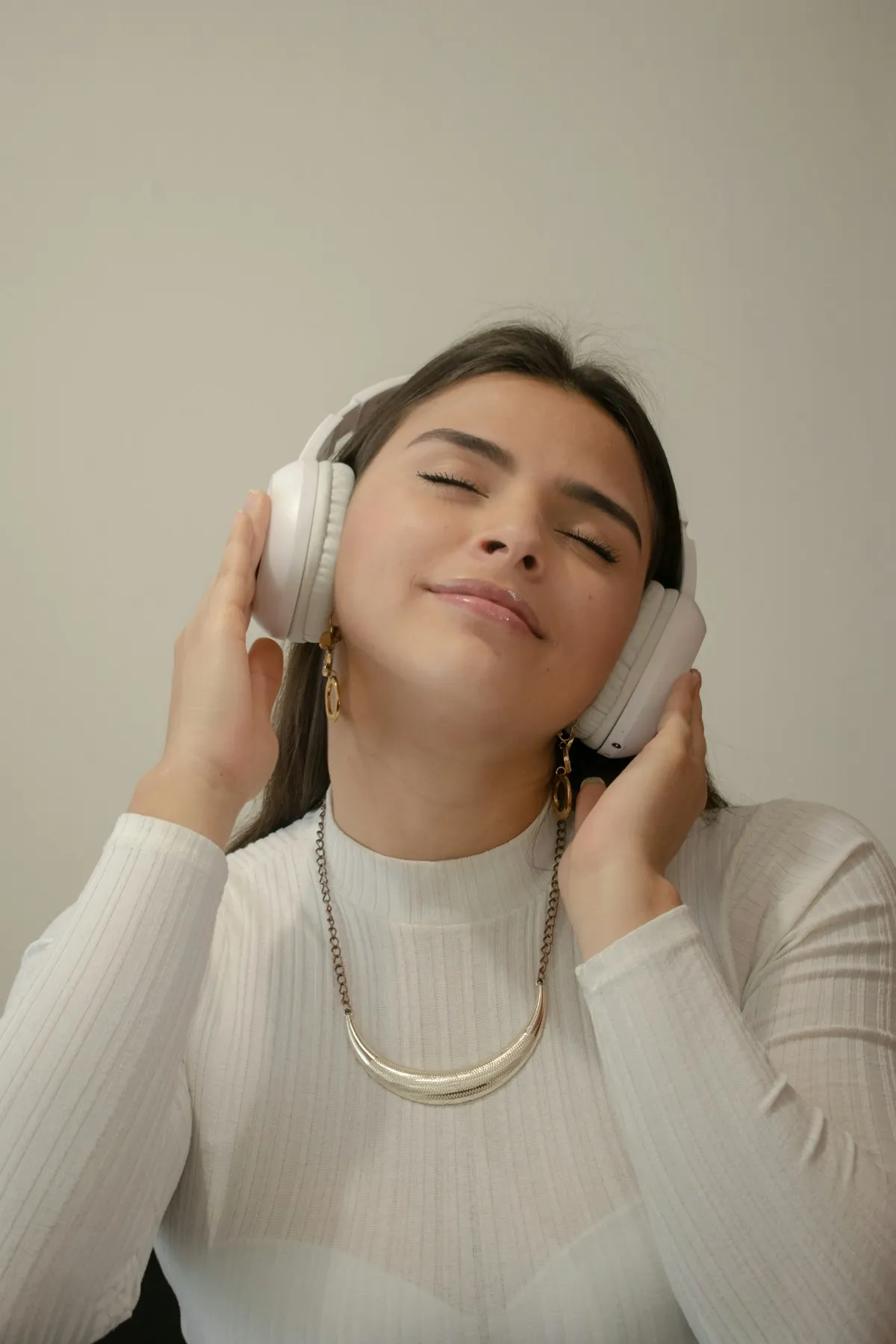 Relaxed patient with headphones, eyes closed